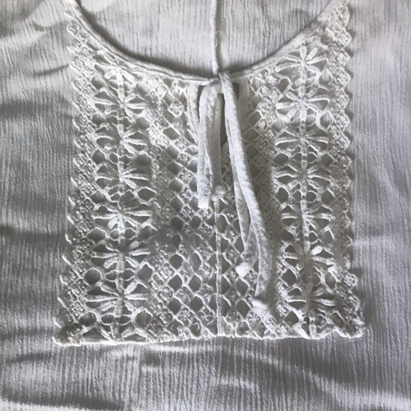 White loose-fitting top - Picture 2 of 3